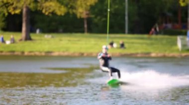 Erkek wakeboarder atlar ve spin 