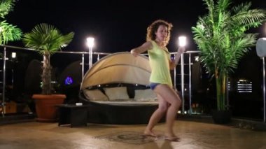 Güzel kadın dans avuç içi arasında 