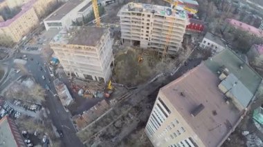 İnşaat alanının yakınında arabalara binmek 