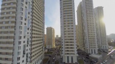 Sonbahar güneşli bir günde konut kompleksi 