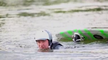 Erkek wakeboarder kurulu ile yüzer 