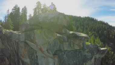 İki adam dağın zirvesinde standı 