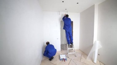 işçiler Tutkallar fiberglas ışık boş odada