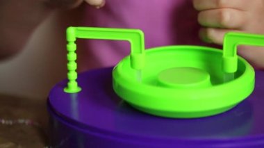 Kız el boncuk dökme