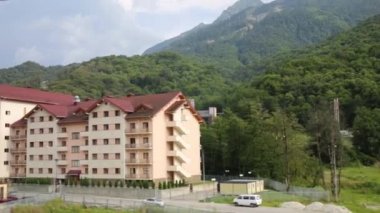 Dağlar orman ve evler 
