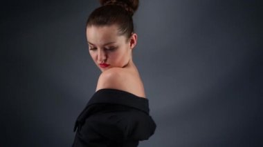 Güzel kadın çıplak omuz ile poz veriyor. 