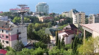 Teleferik ve küçük tatil beldesi binalarda