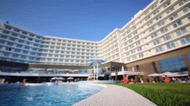 çim, havuzu sınır ve otel havuzu oturan insanlar