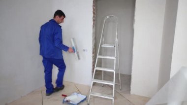 Alt duvar odadaki spatula tarafından onarım sırasında geçirdiği