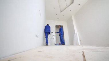 işçilerin iş elbiseleri odasında çalışma