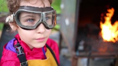 At nalı Kız bardaklarda öğrenir