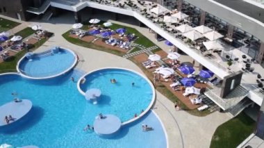  Turistlerin büyük Yüzme Havuzu