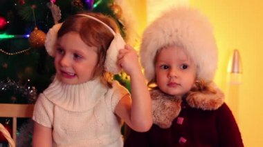 Noel ağacı yanında küçük kızlar 