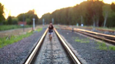  Kız kameraya doğru çalışır