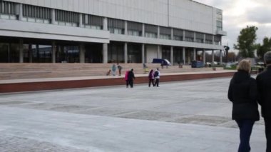 İnsanlar yürür köprü ile Nehri yakınında Moskova'da meydanında