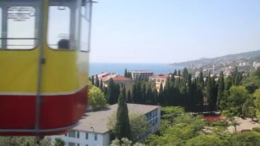 Deniz kenarında küçük bir kasaba binalarda