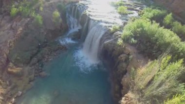 Büyük Kanyon uçurumun üzerinden şelale 