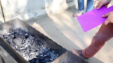 Adam içinde Mangal kömürleri havaya uçurur