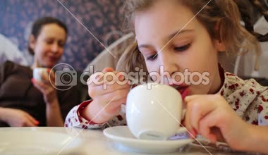 Küçük şirin kız yemek 