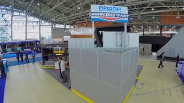 İnsanlar sergi sırasında sergi ile yürümek 