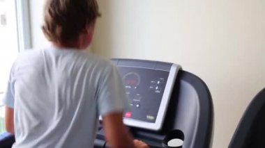 Koşu bandı üzerinde Boy genç eğitim  