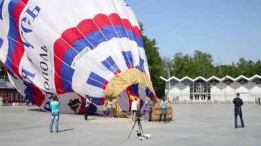 İnsanlar hava balon şişirme izle