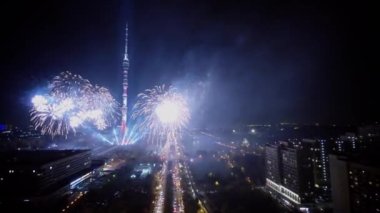 Projektörler ışınları ve havai fişek ile Cityscape 