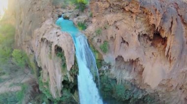 Havasu Falls Creek küçük mağara ile 
