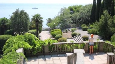 Merdiven üzerinde kadın denizde görünüyor