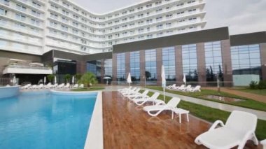 Otel yakınındaki boş havuza
