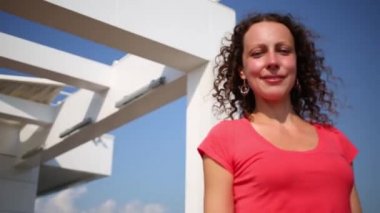 building yakınındaki güzel kadın