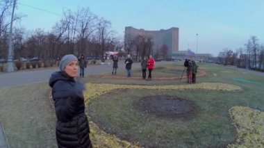 Televizyon grubu drone'lar hakkında röportaj yapmak 