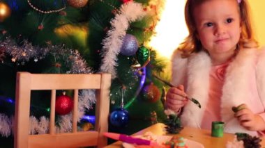 Küçük kız boyalar koni 