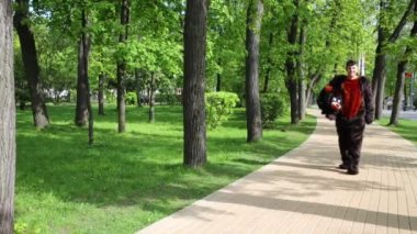 ayı gibi giyinmiş aktör parkta yürüyor