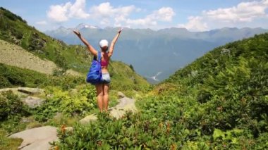 kadın dağlarda kaldırdı kollarını