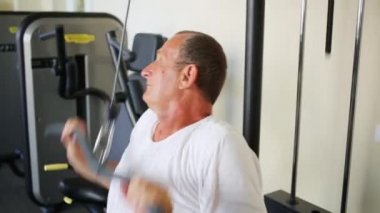 Yaşlı adam silah için egzersiz trenler 