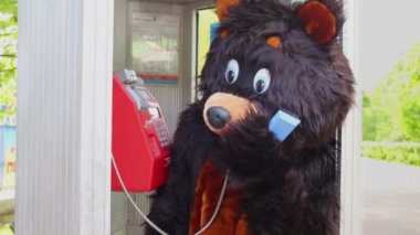 Aktör ayı takım elbise Giydir