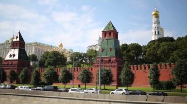 Moskova'da Kremlin duvarlarının yolda trafik