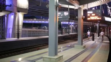 tren tren istasyonu platformu üzerinde geldi