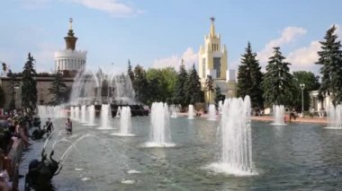 çeşmeler ve Moskova'da VDKNh dinlenme insanlar