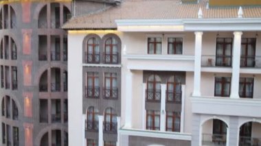 Duvara yakın soğutucu camekan Gorod Sochi dairelerde closeup 