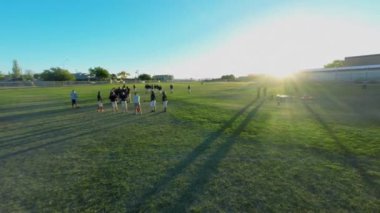 Futbol takımı çim sahada oynuyor 