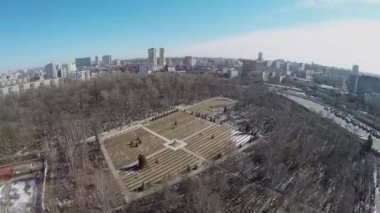 Askerlerin toplu mezarı ile Cityscape 