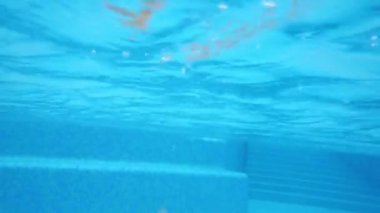 Sualtı Yüzme insanın ayakları