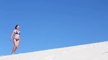 Mutlu kadın kumlu plaj üzerinde çalışan