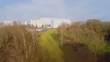 Helikopter iniş alanı ile park alanı 