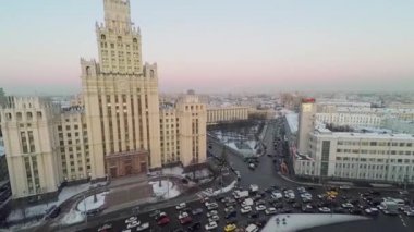 Garden Ring'de kavşak trafiği ile Cityscape 