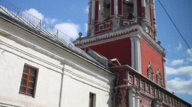 Vysokopetrovsky Manastırı girişine