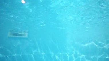 Gözlük çocukta su altında yüzüyor 