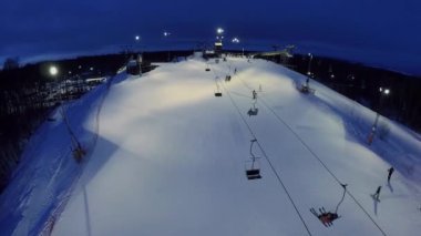 Işıklı kar yamaç telesiyej ve kişinin  